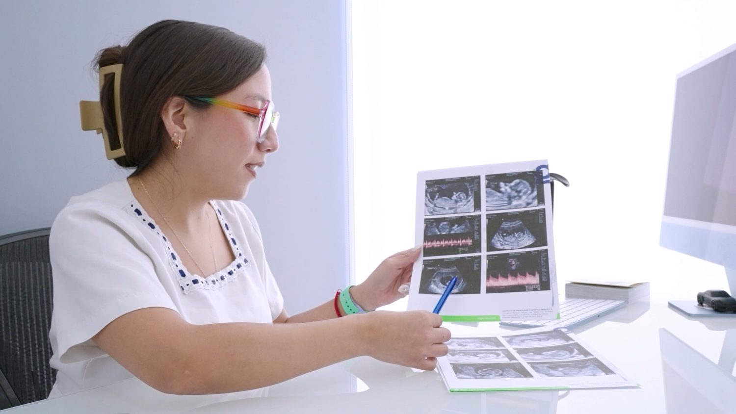 Gestante en consulta con una profesional de la salud